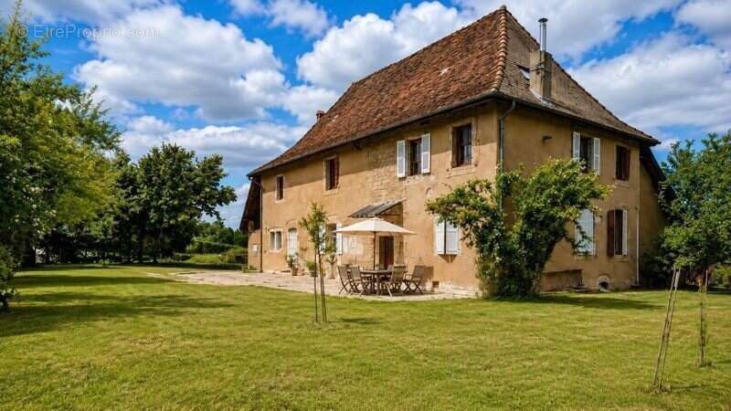 Maison de 8 pièces principales - photo 1