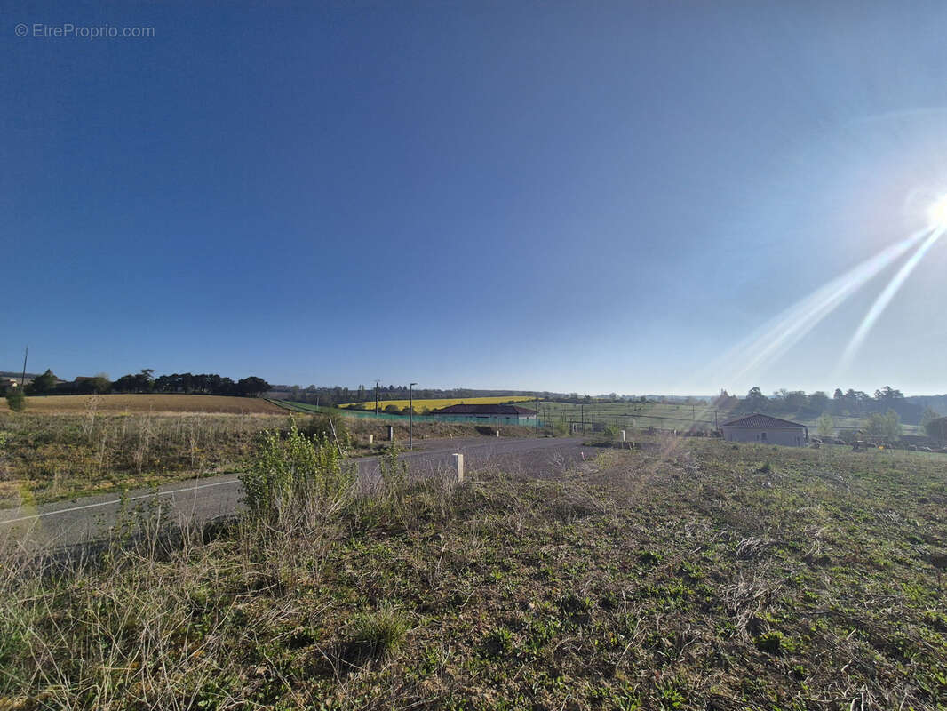 Terrain constructible viabilisé de 1417m2 - Auch proche - photo 4
