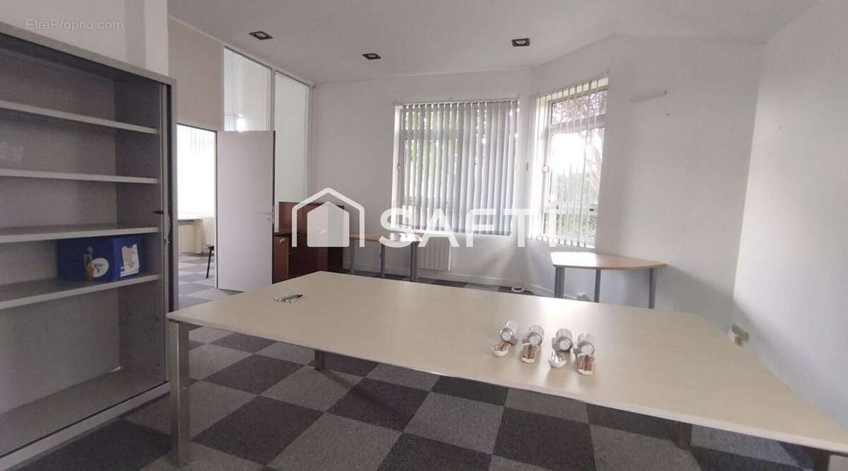 Photo 4 - Commerce à LINAS