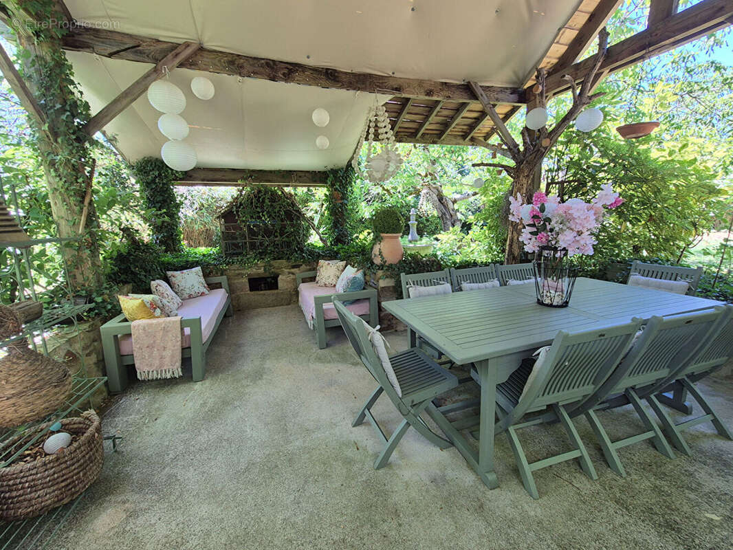 CORRÈZE. CHAMBOULIVE. Maison en pierre avec 6 chambres, piscine, 2 garages, abri voiture, entourée de jardins de 5 498 m² - photo 17