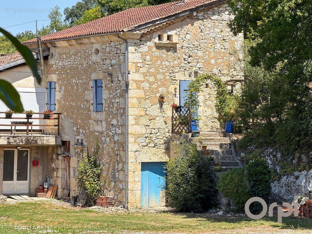 En campagne, non loin du centre ville de LECTOURE, maison ancienne rénovée pour partie avec plus d'un hectare de terre autour - photo 2