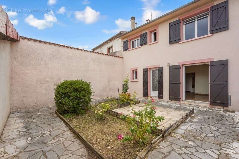 MAISON DE VILLE avec 2 garages et jardin - photo 12