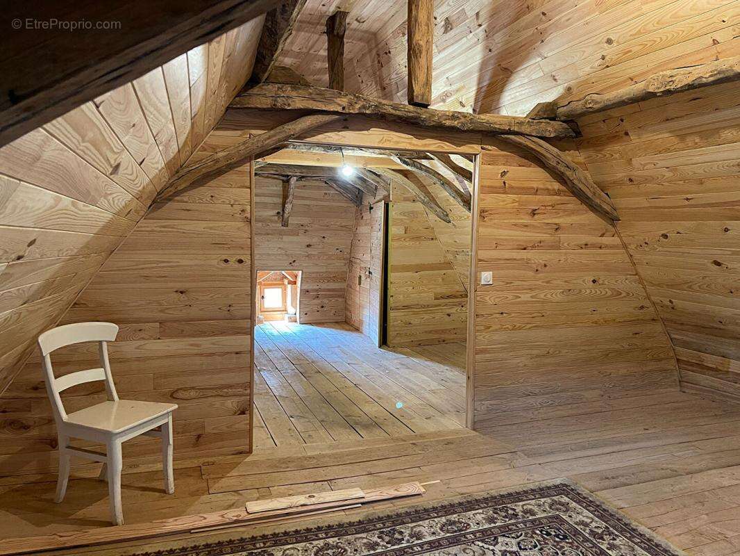 Maison authentique du XVIIIe siècle avec trois grandes granges, belle vue et terrain de 1,4 hectare - photo 11