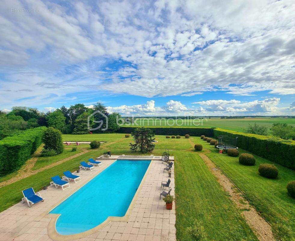 Charmante maison en pierre, 8 pièces, 4 chambres, garage, annexes, piscine !!! - photo 18