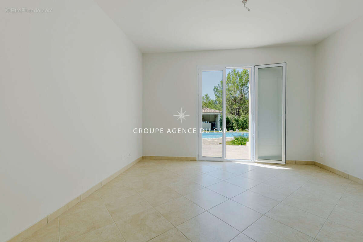 Villa de plain pied de type 6 pièces avec garage et piscine. - photo 9