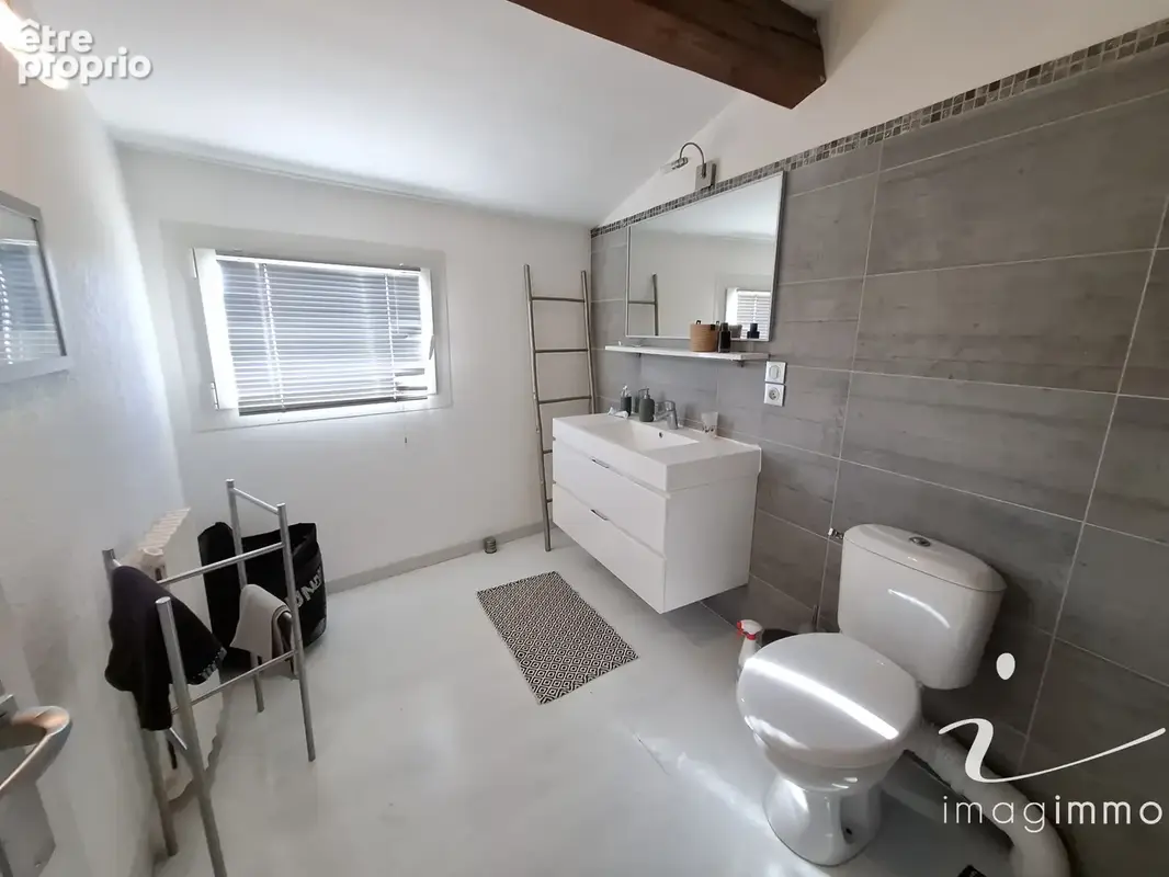 Idéalement placée, découvrez cette spacieuse maison de village avec un garage de 75 m2 ! - photo 13