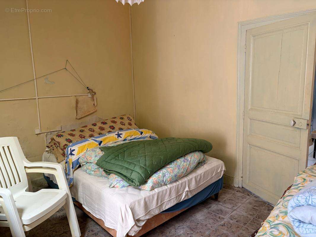 Les sables d'olonne (85100) rarissime adorable maison de pecheur a renover avec dependance et jardin - photo 11