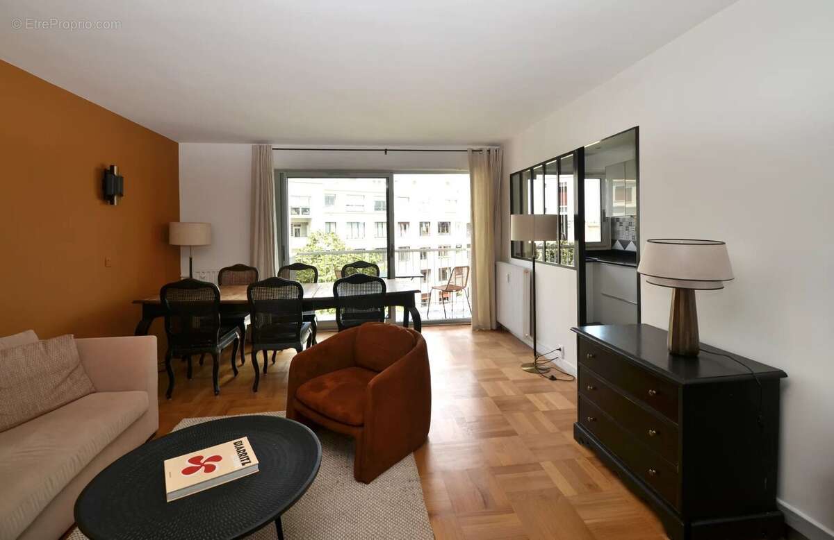 Appartement à PARIS-16E