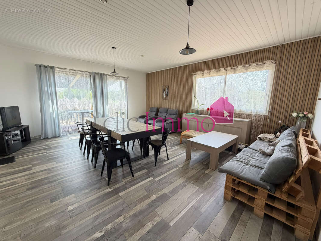 GIVRAND - Maison de 278m2 comprenant trois appartements - terrain clos de 2156 m2 - photo 5