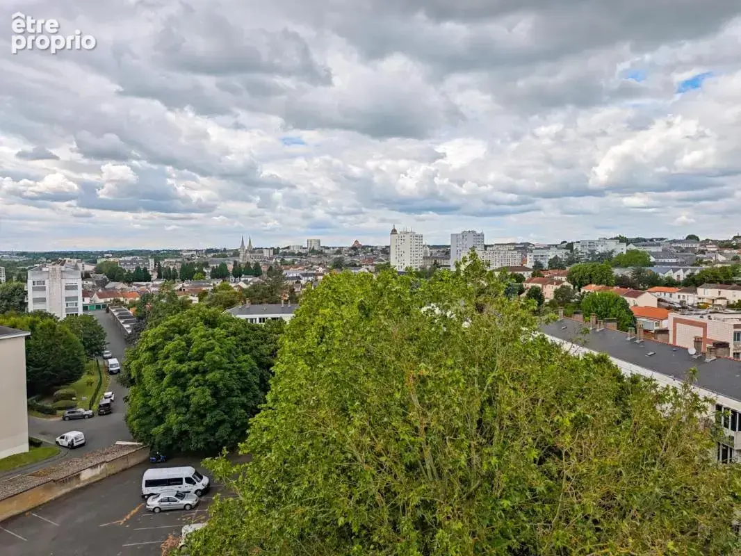 CHOLET – Appartement lumineux 2 chambres avec vue panoramique, balcon, cave et parking sécurisé - photo 4