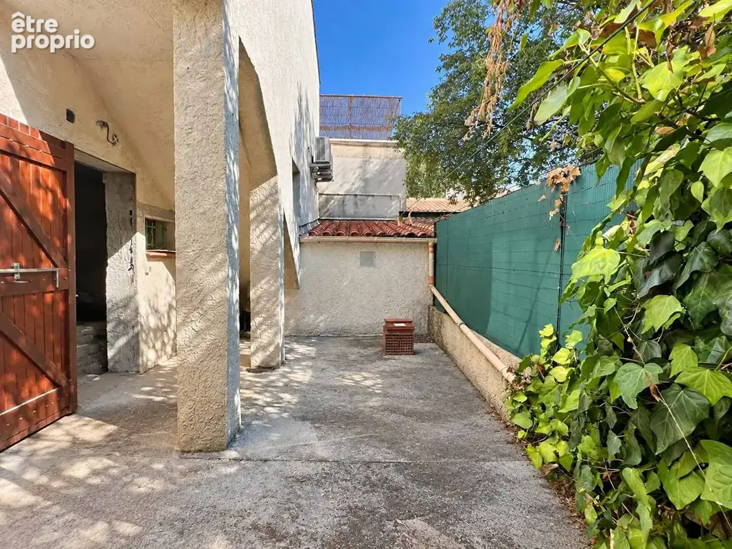 Gémenos - t2 avec extérieur, 72 m² de dépendances et 2 garages - viager occupé - photo 5