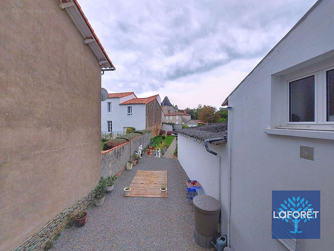 Immeuble de rapport avec local commercial et appartement Centre-bourg - photo 10