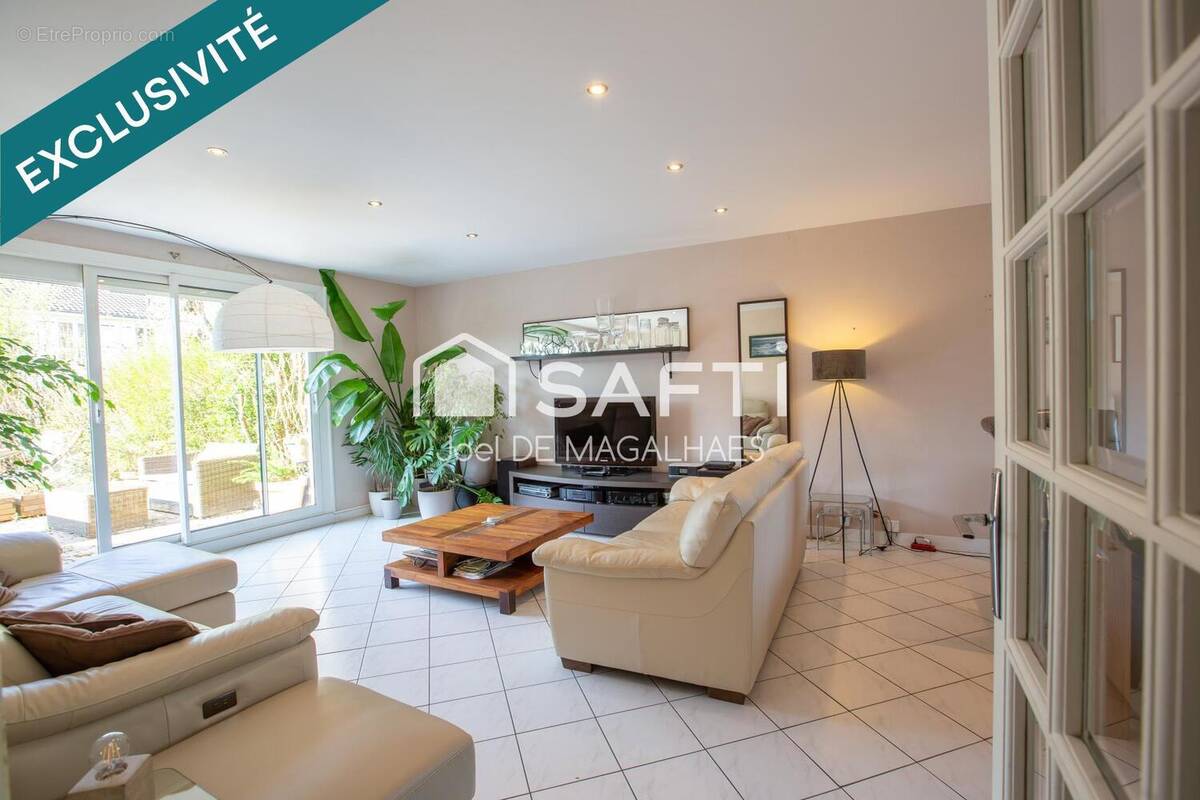 Photo 1 - Maison à LE MESNIL-SAINT-DENIS