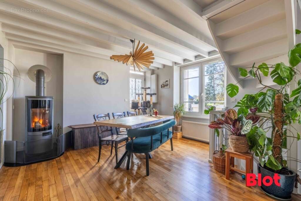 Maison à MONTREUIL-SUR-ILLE