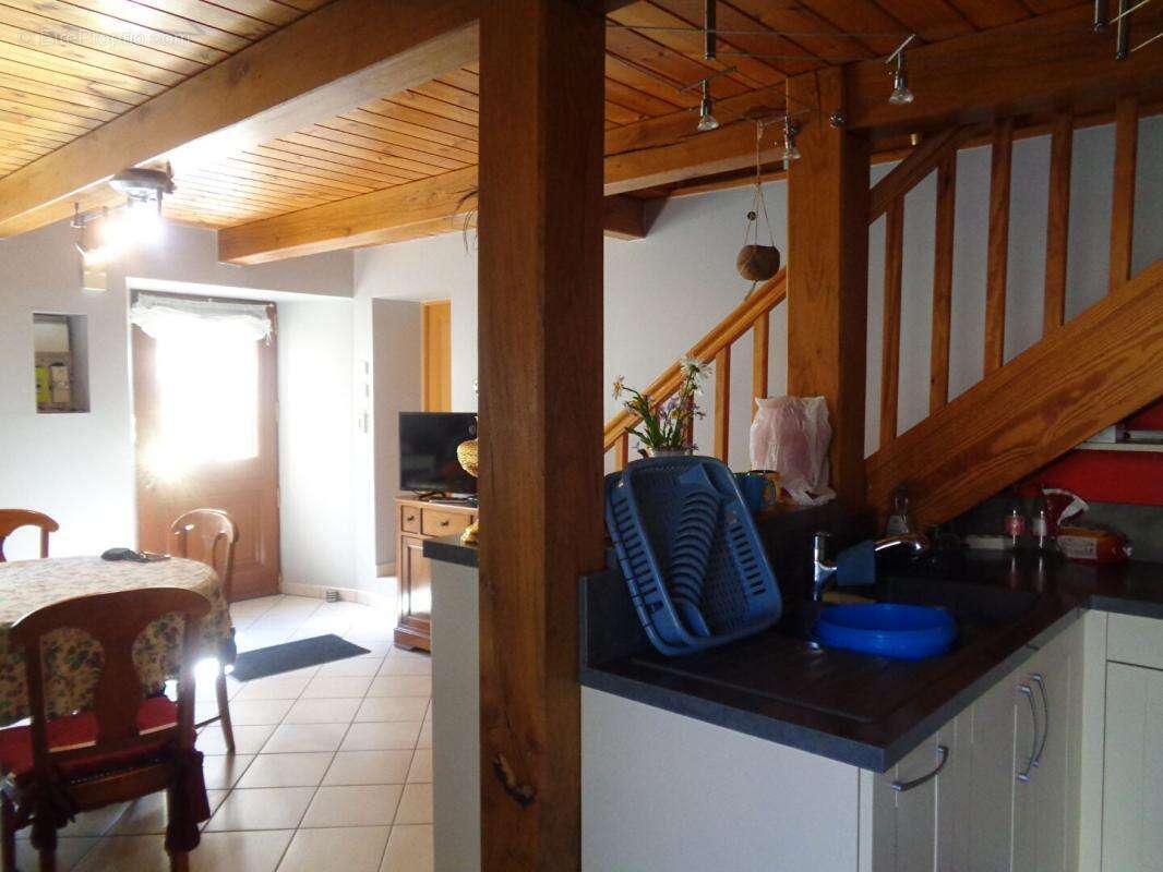 Beurieres (63), maison de 107 m2, 3 chambres sur 419 m2 de terrain - photo 4