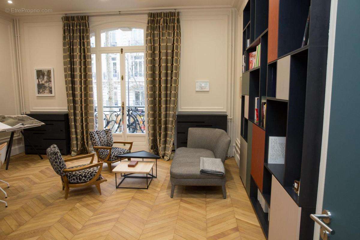 A VENDRE Paris 16ᵉ – Avenue Victor Hugo – Superbe appartement / local professionnel - photo 4