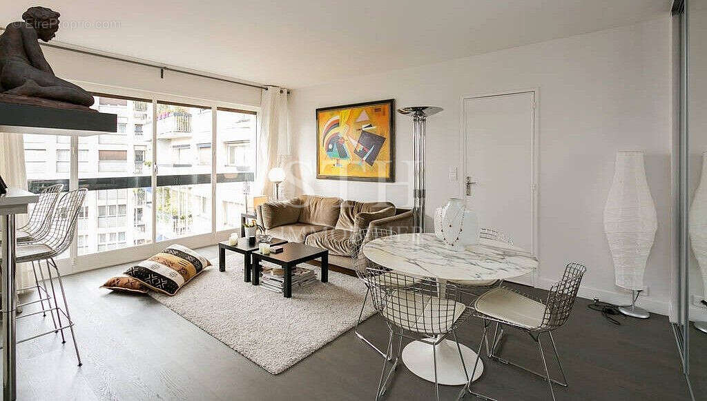 Appartement à PARIS-1E