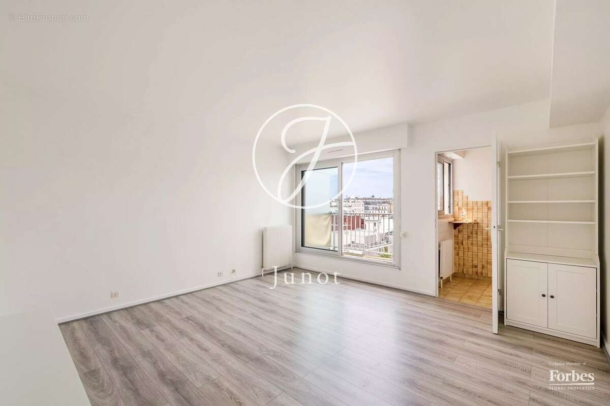 PARIS 18e - MARCADET / STEPHENSON - Studio à vendre - 26,59 m² Carrez - Balcon - Vue Sacré-Cœur. - photo 5
