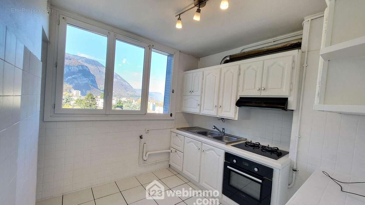 La cuisine bénéficie d&#039;un grand cellier - Appartement à FONTAINE