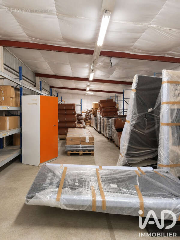 Commerce 2400 m² à Les Mureaux  - photo 4