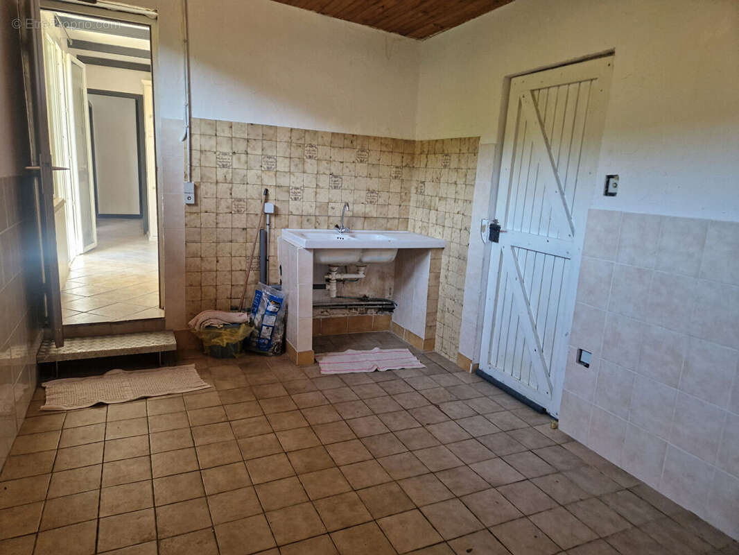 Maison de plain pied avec jardin, piscine et garage - photo 17