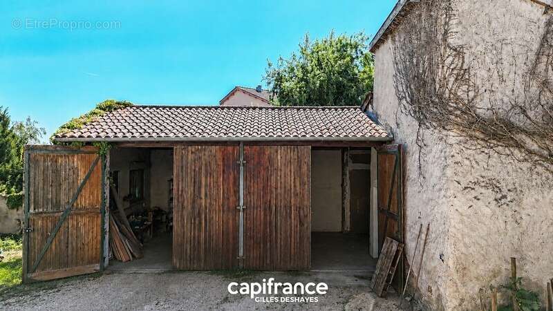 Villié-morgon – maison de village louée – 183 m² – cour – dépendance - photo 2