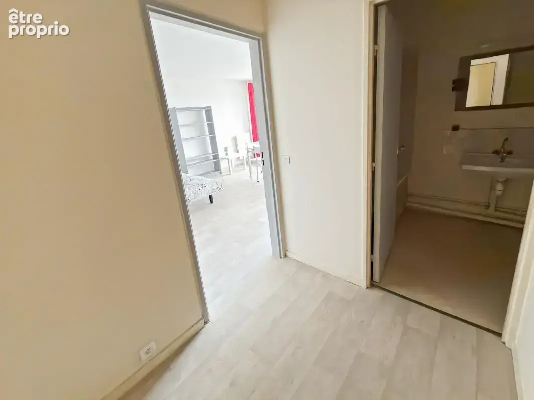  f1 meublé de 33,53 m² avec balcon, parking & cave — olivet - photo 7