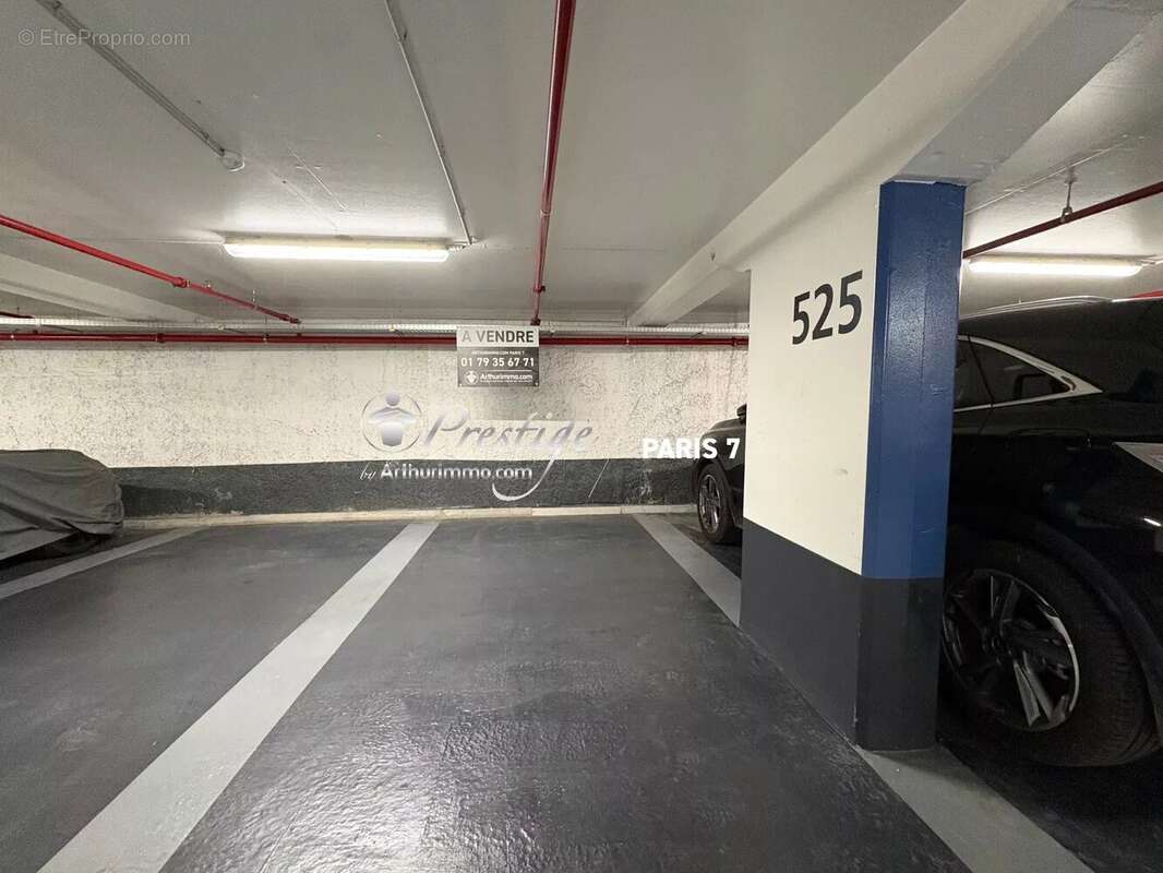 Parking à PARIS-7E