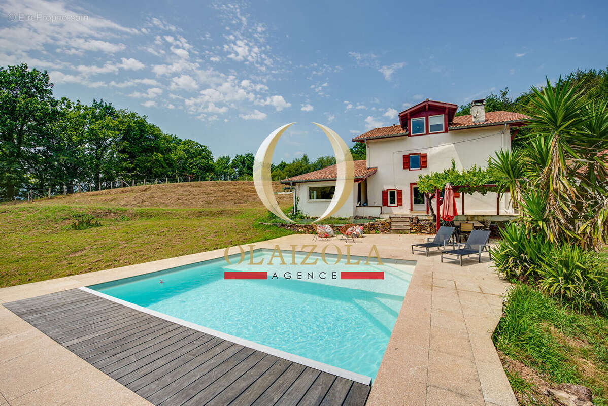 LOUHOSSOA - Ferme basque rénovée avec piscine, 4 hectares et vue montagne - photo 4