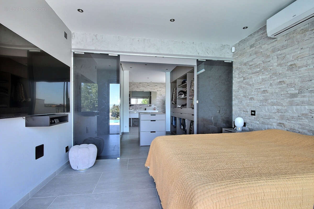 Maison à SAINT-BONNET-LES-OULES