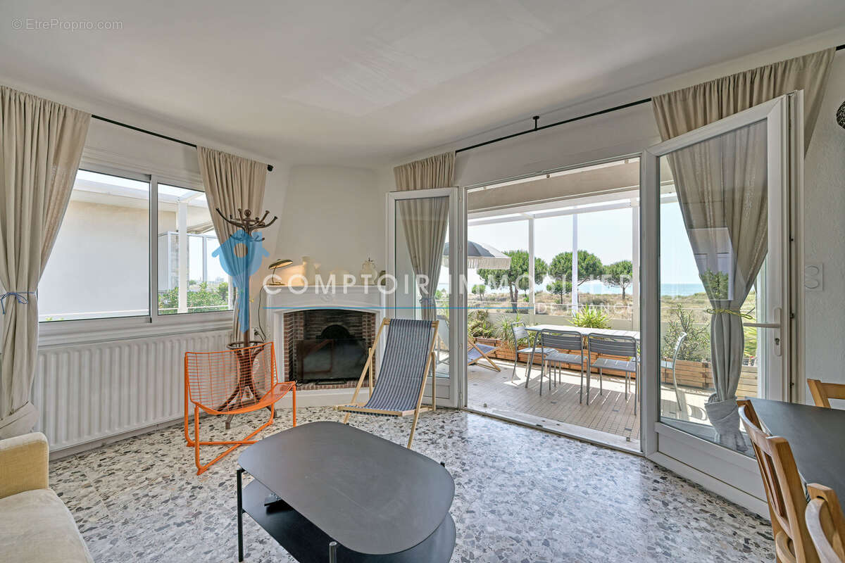 Dépt Gard (30), à vendre Le-Grau-Du-Roi 1ère Ligne Appartement F4 - Terrasse de 35m2 - Parking - Cellier - photo 5