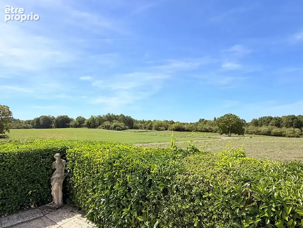 Volets bleus, piscine et vues sur la campagne, près de La Rochefoucauld - photo 6