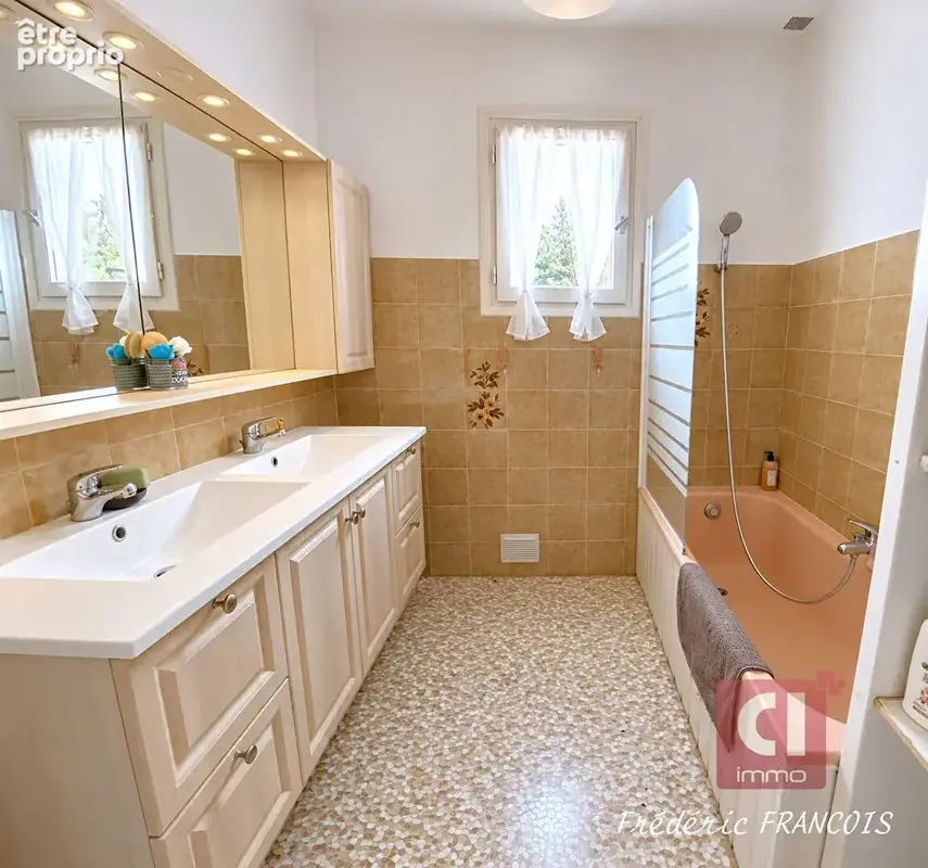 A vendre maison composée de deux logements(136 m²) à GAREOULT - photo 11