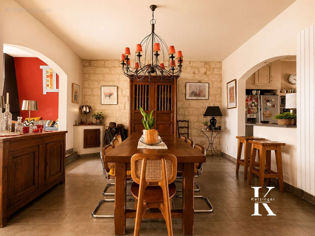 Salle à manger rustique et moderne - Maison à AIGUES-MORTES