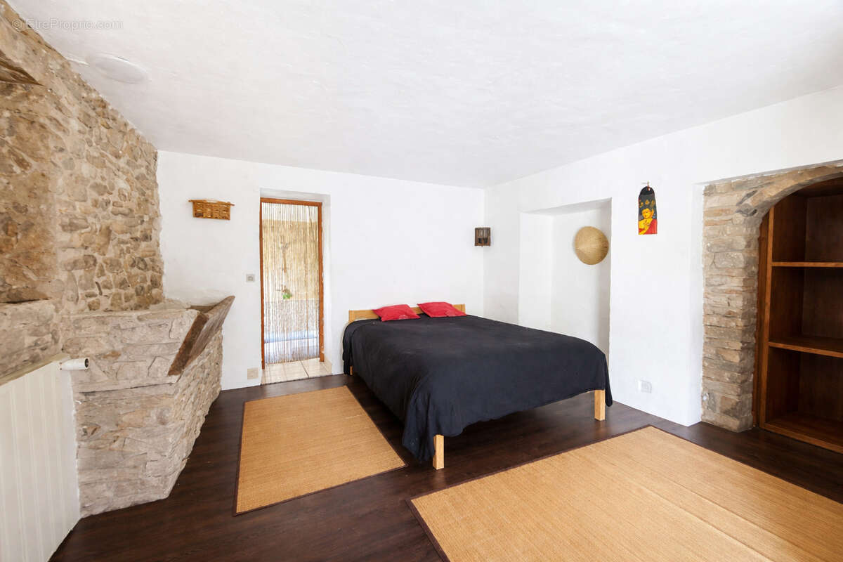 Maison de campagne sur terrain de 43 980 m2 - photo 10