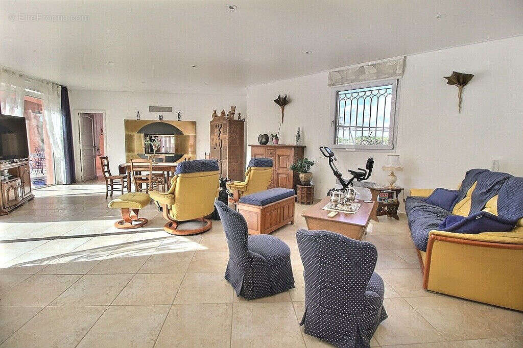 Maison à ROQUEBRUNE-SUR-ARGENS