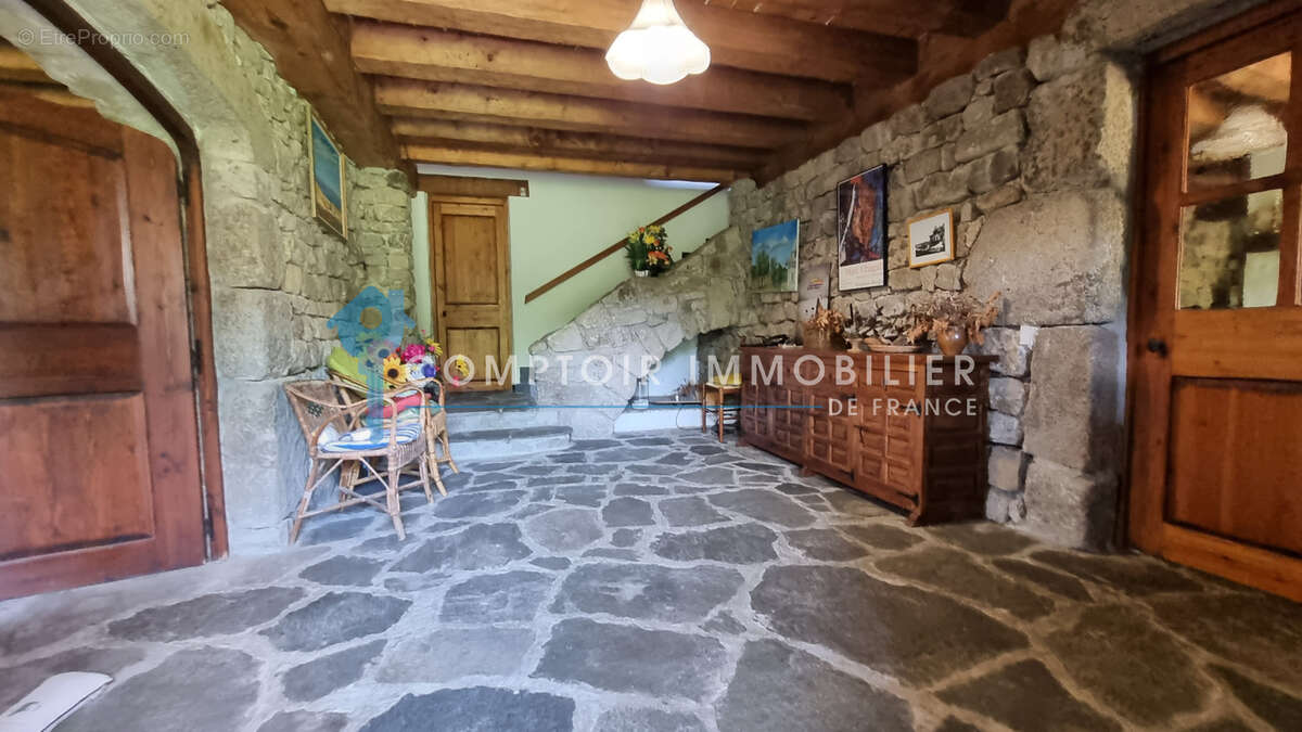 Dépt.(07) - A VENDRE Secteur Le LAC D'ISSARLES - Propriété de 56 ha avec Maison de 270 m2 et Ferme de 340 m2 - photo 8