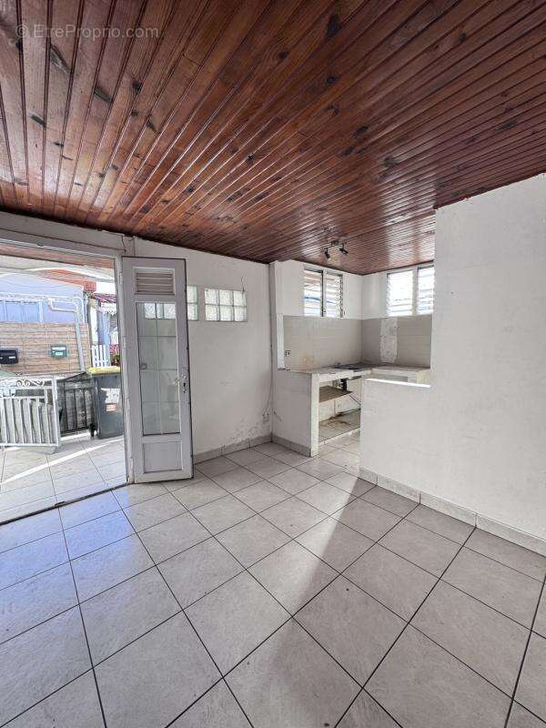 Maison (81,56 m²) divisée en deux appartements T2 - Schoelcher - photo 12