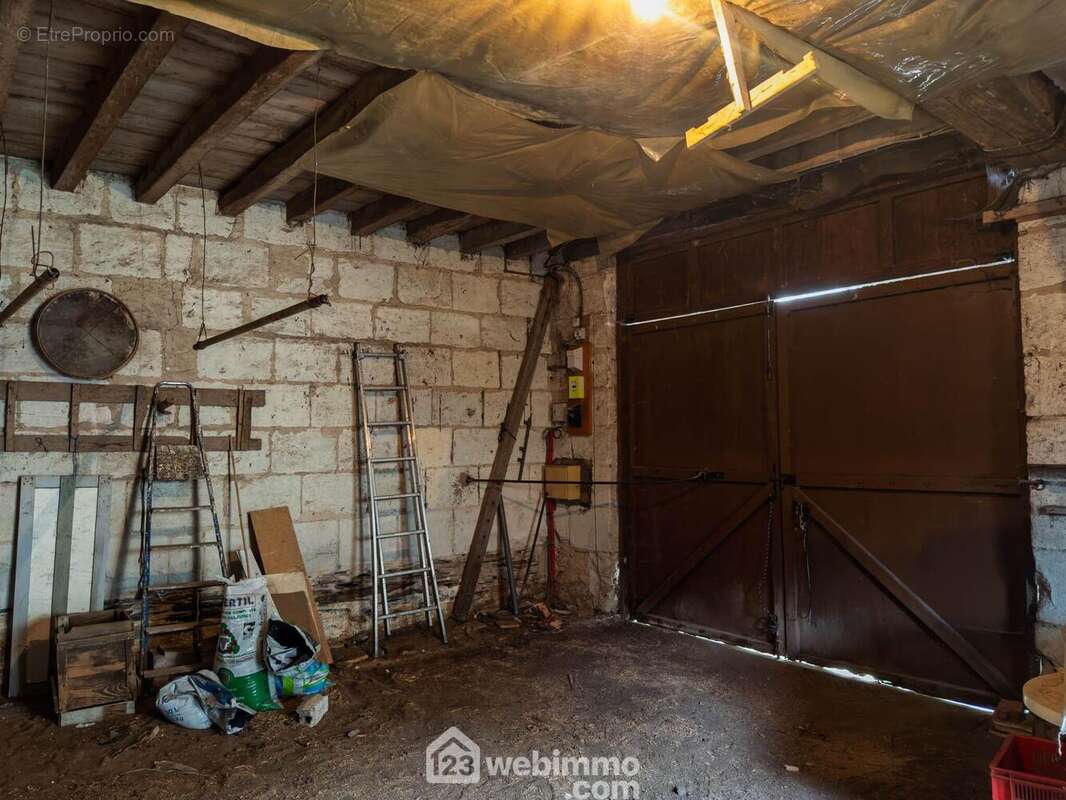 ...ainsi qu&#039;une grange de 38m² avec grenier. - Maison à MAZE