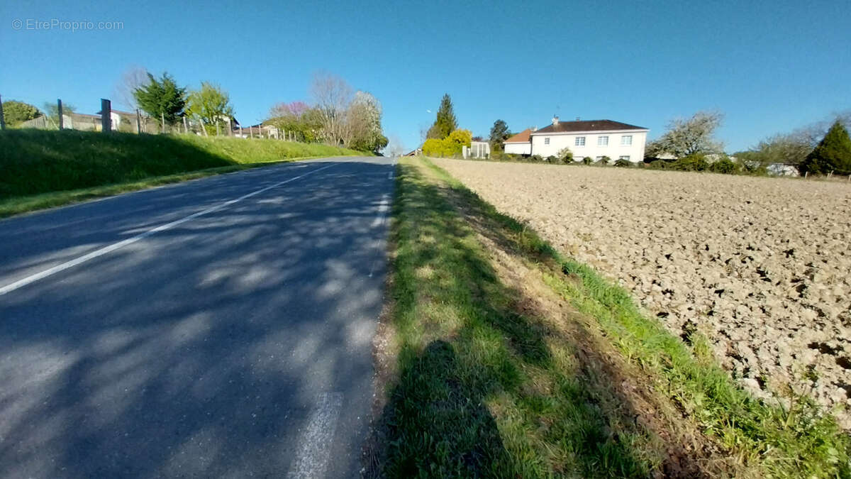 Terrain constructible pour un équipement collectif de 2,2 hectares - photo 4