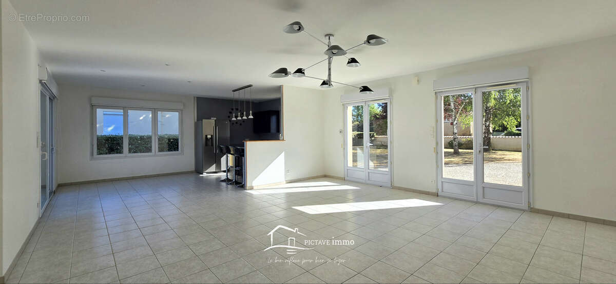 Pavillon plain-pied - double garage - Piscine - Terrain 1907m2 - photo 2
