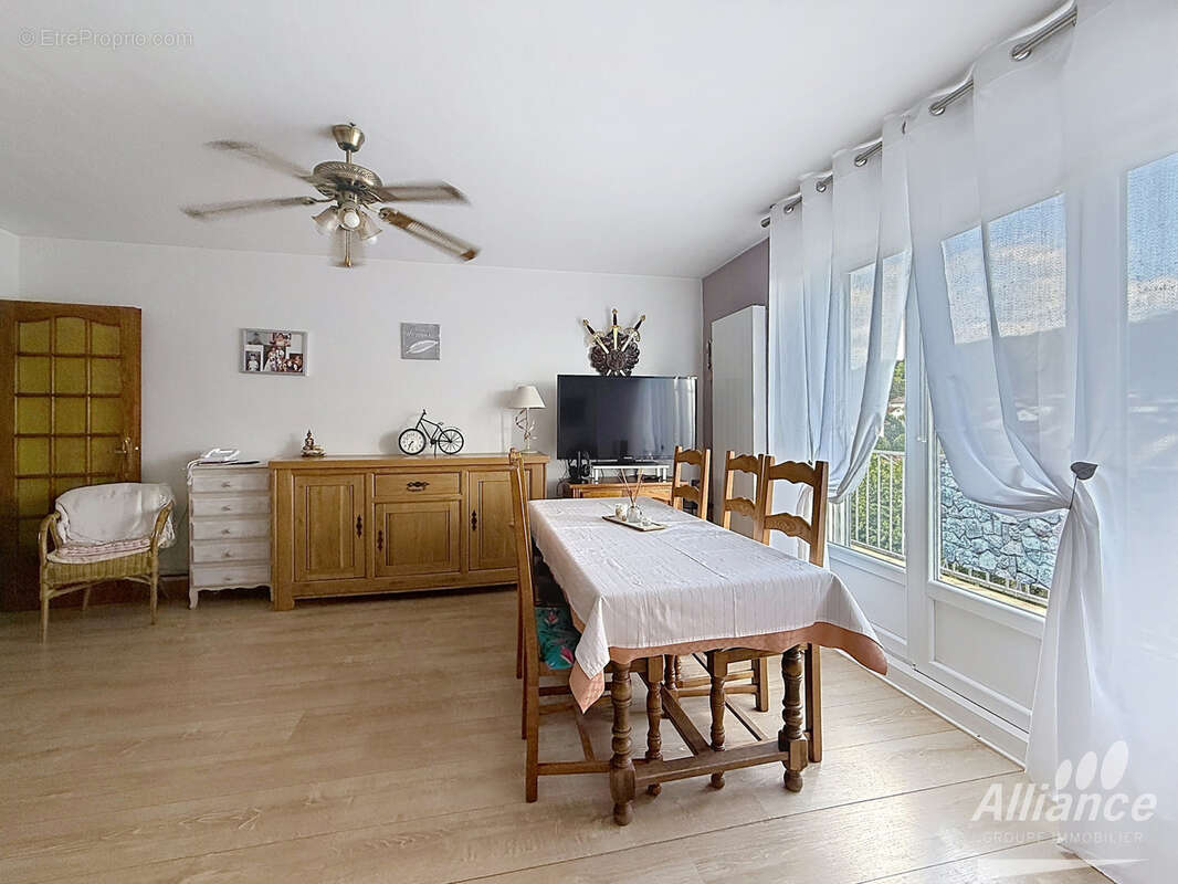 Appartement  t3  entierement  renove avec garage et vue degagee. - photo 6
