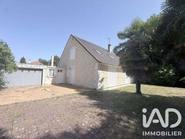 Maison 168 m² à Saint-Pierre-Des-Fleurs  - photo 2