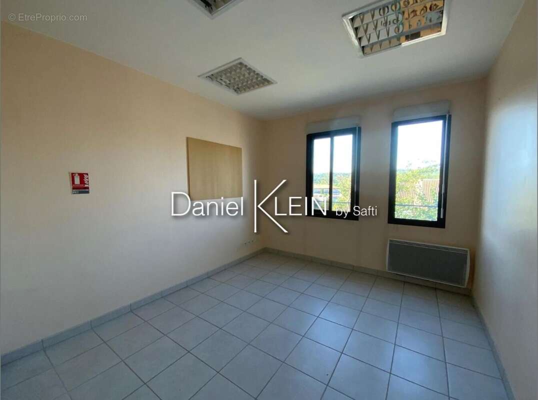 Photo 6 - Commerce à TOURRETTES