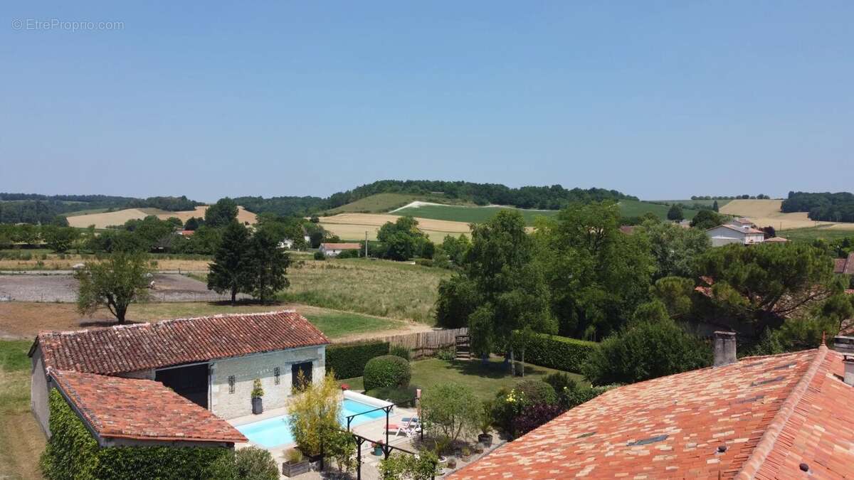 Maison à SAINT-LAURENT-DES-COMBES