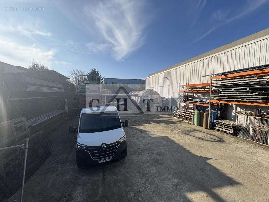 Commerce à VAUX-LE-PENIL