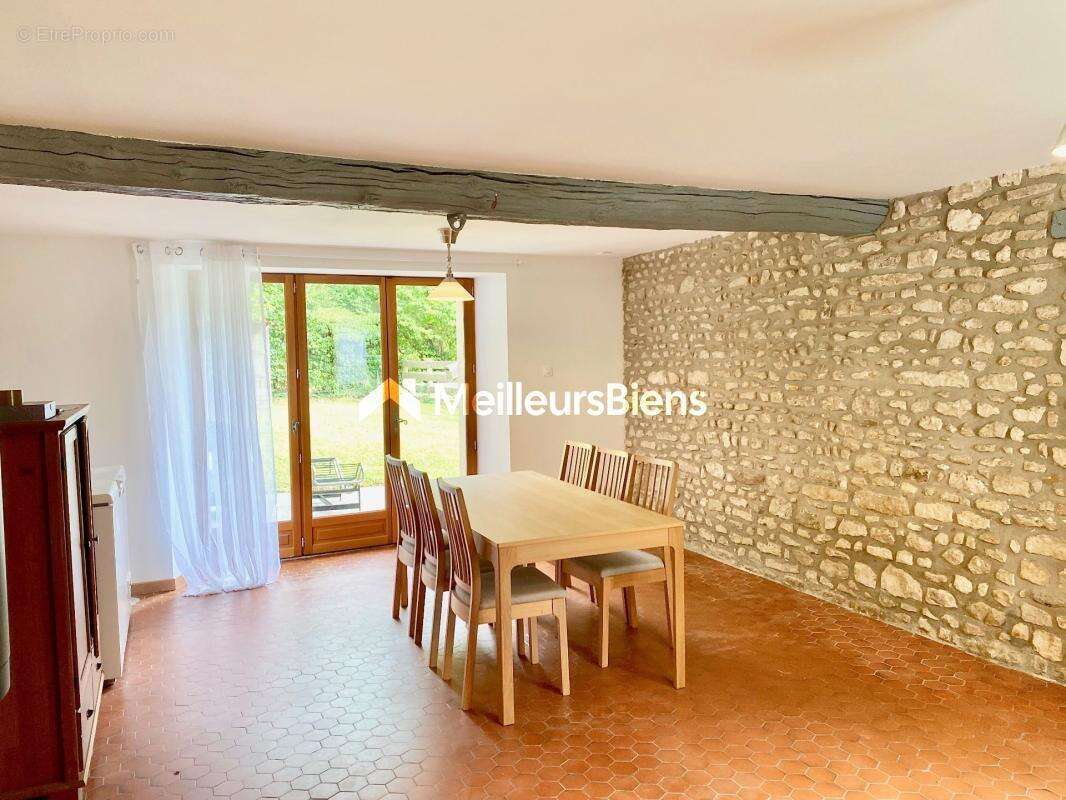 Maison familiale en pierres rénovée - photo 2