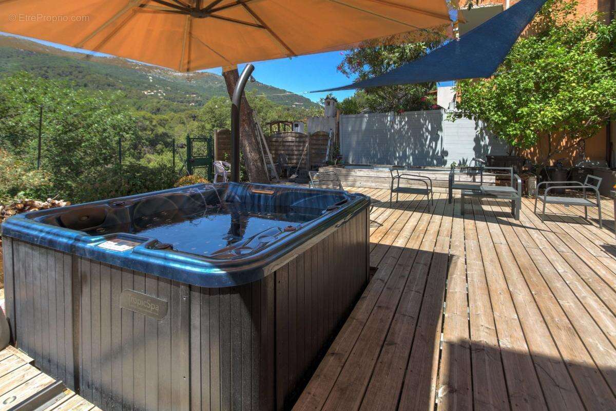 Maison de caractère de 175 m² avec appartement indépendant, jardin, jacuzzi et garage – carros village - photo 39