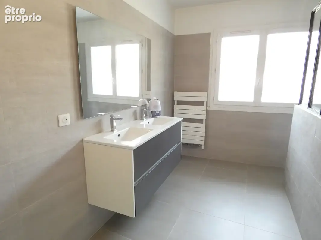Bagard, centre du village , maison sur trois niveaux avec garage - photo 8