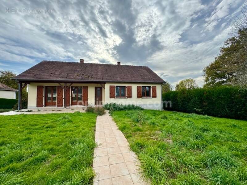 Maison à SAINT-SULPICE-LES-FEUILLES